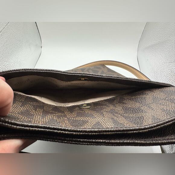 Michael Kors Crossbody / Signature Hamilton Crossbody; Brown EUC - Picture 7 of 13